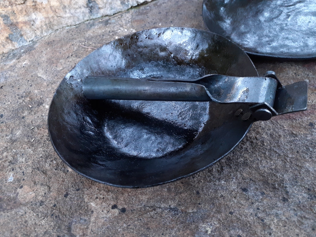 Large Folding Handle Deep Skillet / Pot – Refiner's Forge