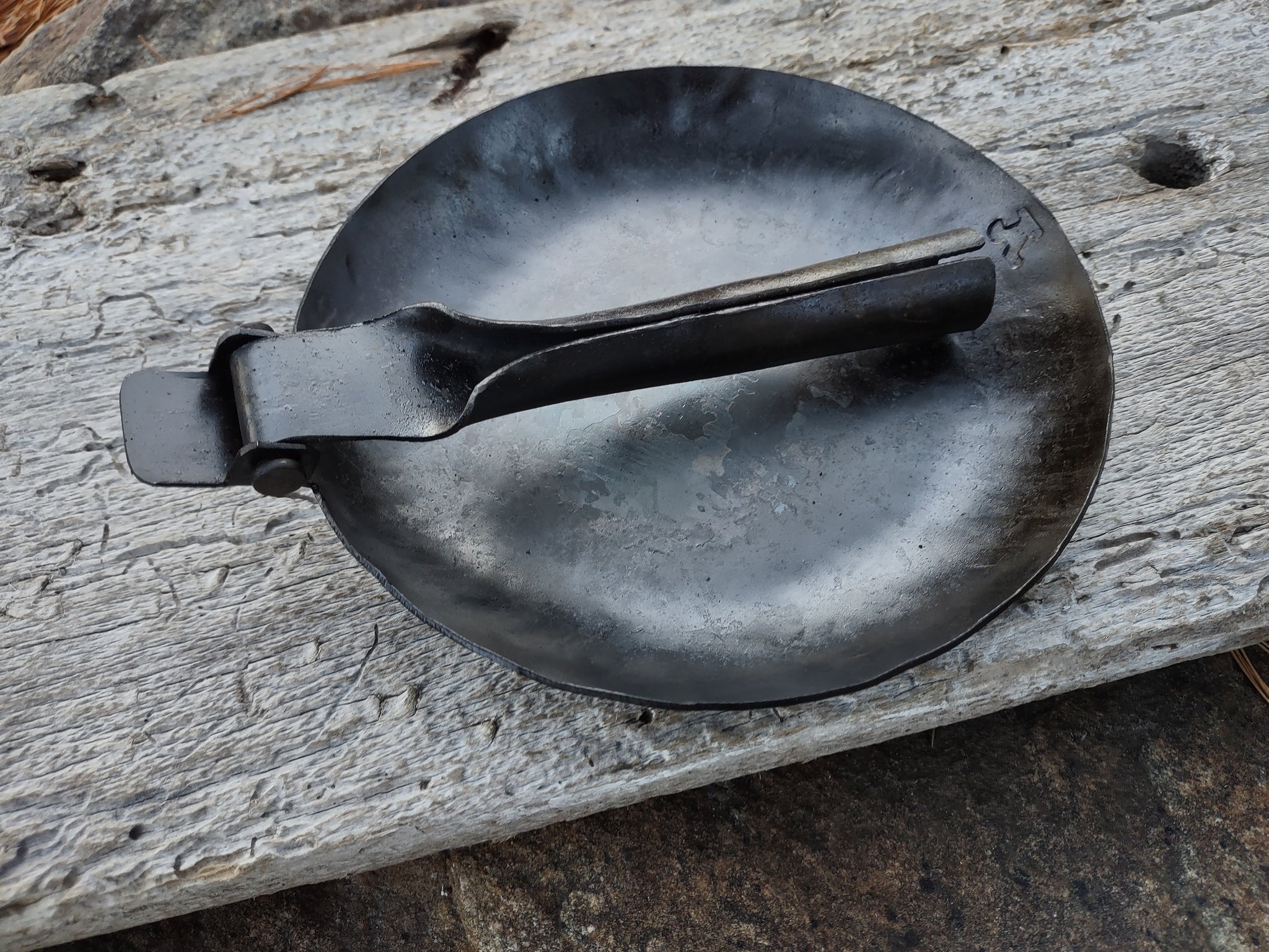 Steel Skillet with Folding Handle - HW-700228 - Medieval Collectibles